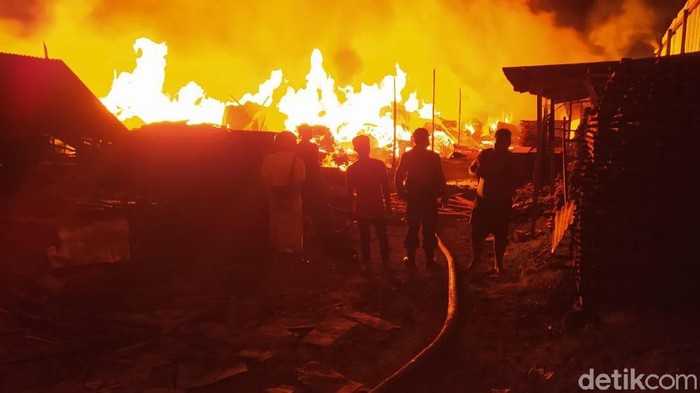 Gudang kayu dan mebel di Jalan Banda, Desa Gedangsewu, Kecamatan Pare ludes terbakar. Kerugian pemilik gudang ditaksir mencapai Rp 1,5 miliar.