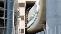 Keberadaan jalan tol itu sendiri tak mengganggu aktivitas pekerja di dalam gedung. Hanya saja, karena keunikannya banyak orang luar yang merasa takjub melihatnya. Istimewa/Dok. Forbes/Geoffrey Morrison.