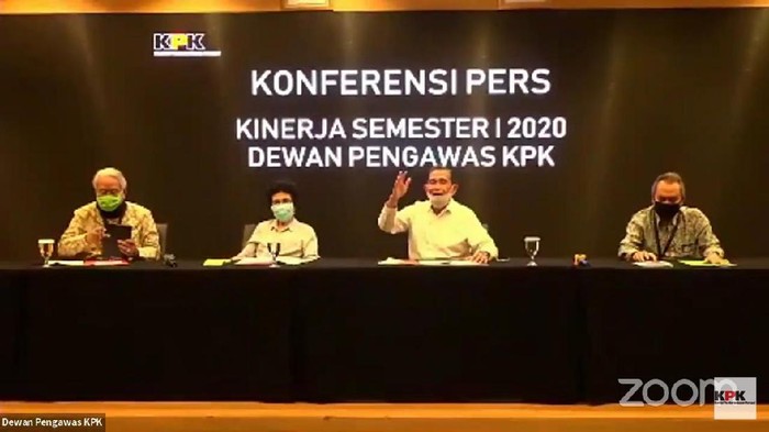 Ketua Dewas KPK Tumpak Panggabaen (tengah) dalam penyampaian kinerja Dewas KPK semester I 2020 (YouTube KPK)