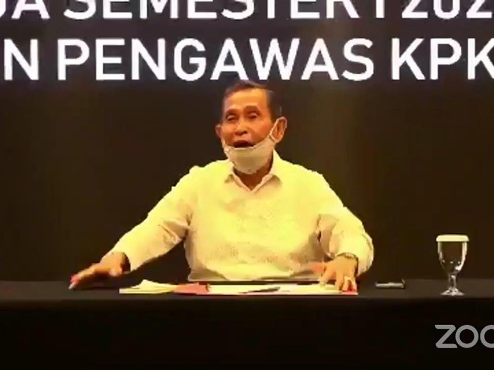 Ketua Dewas KPK Tumpak Panggabaen (tengah) dalam penyampaian kinerja Dewas KPK semester I 2020 (YouTube KPK)