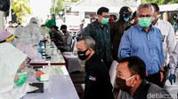Arief berkeliling memantau jalannya tes swab.