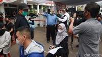 Tes swab diikuti oleh pegawai dan jurnalis di kantor KPU.
