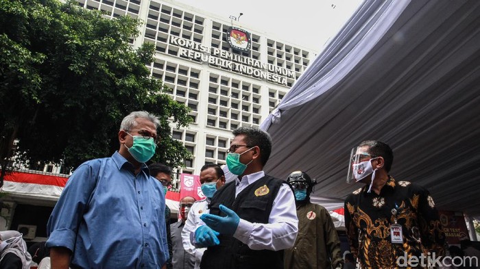 Ketua KPU Pantau Tes Swab Ketua KPU Arief Budiman memantau penyelenggaraan tes Swab di halaman kantor pusat KPU, Jakarta, Selasa (4/8/2020).