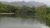 Salah satu keindahan yang bisa dinikmati wisatawan yaiti air nya yang tenang dengan pemandangan pegunungan Manoreh. (Eko Susanto/detikcom)