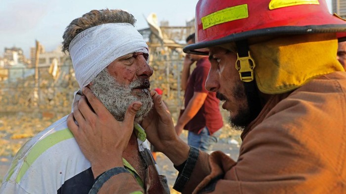 Ledakan guncang Beiru Lebanon. (Photo by Anwar AMRO / AFP)