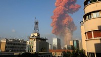 Ledakan besar di daerah pelabuhan Beirut terasa di seluruh kota dan beberapa distrik listrik mengalami pemadaman. (AFP/ANWAR AMRO)