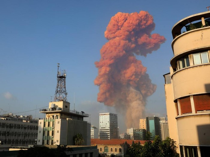 Ledakan guncang Beiru Lebanon. (Photo by Anwar AMRO / AFP)