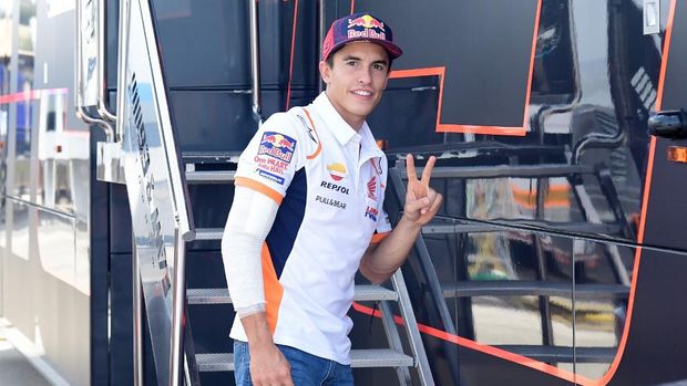 Repsol Honda Team's Spanish rider Marc Marquez makes the victory sign on the sidelines of the Andalucia Grand Prix at the Jerez race track in Jerez de la Frontera on July 26, 2020. - Marquez will not start the Andalucia MotoGP in Jerez after dropping out of qualifying four days after an operation on a broken arm. (Photo by JAVIER SORIANO / AFP)