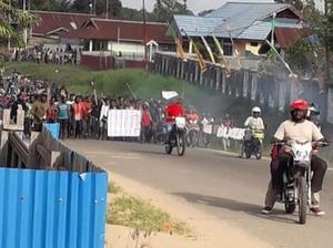 Tak Puas Hasil Penerimaan CPNS, Massa Rusak Kantor BKD-Bupati Mappi Papua