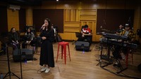 Mawar de Jongh akan menyanyikan delapan lagu dalam konser virtualnya nanti. Foto: Trinity Optima Production/Nadela Putri/Okky Triansyah