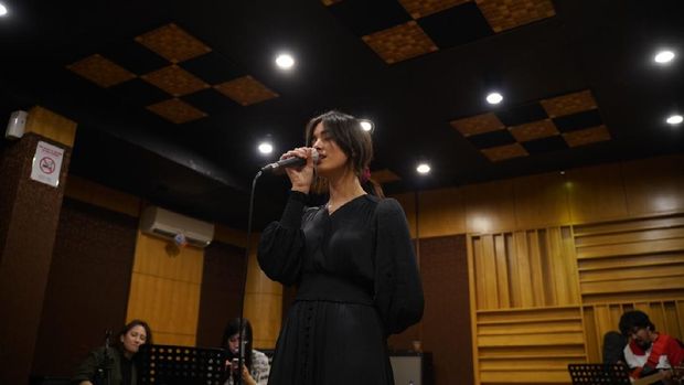 Mawar de Jongh latihan untuk konser virtual