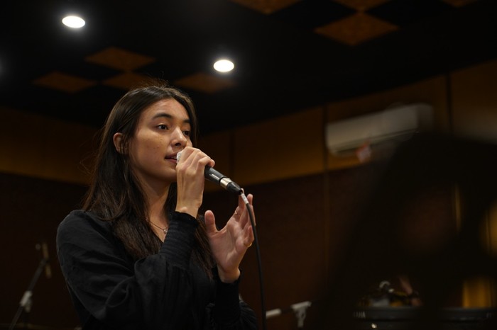 Mawar de Jongh latihan untuk konser virtual