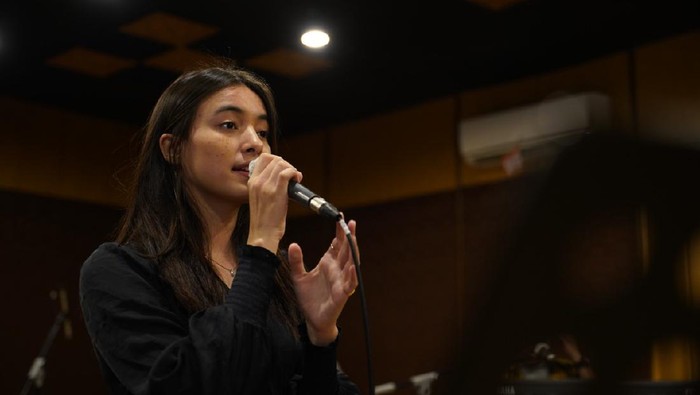 Mawar de Jongh latihan untuk konser virtual