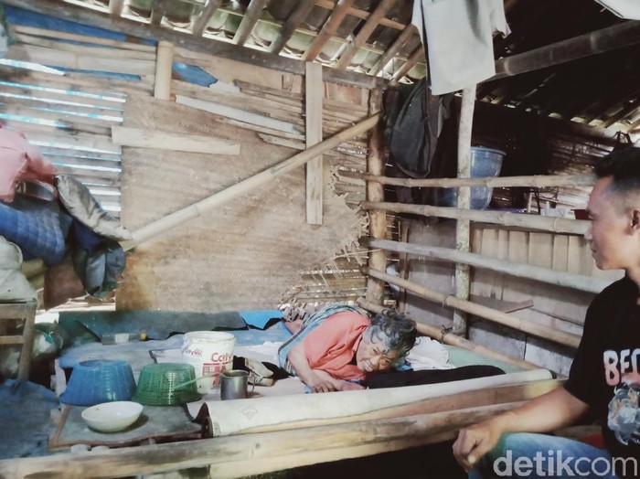 Mbah Slamet, lumpuh dan tinggal dalam rumah bambu dekat kandang ayam, Klaten, Selasa (4/8/2020).