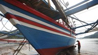 Nelayan-nelayan di pantai Sungai Pisang, Padang, Sumatera Barat, juga melakukan perawatan kapal bagan, meliputi pengecatan ulang, perbaikan, yang dilakukan setiap tiga bulan sekali. ANTARA FOTO/Iggoy el Fitra.