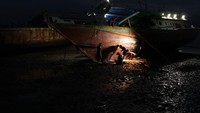 Pekerja menyelesaikan perbaikan kapal nelayan di Teluk Kendari, Sulawesi Tenggara, Senin (3/8/2020). ANTARA FOTO/Jojon.