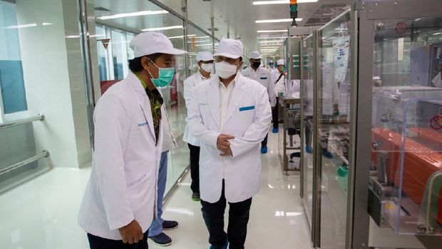 Menteri BUMN Erick Thohir meninjau laboratorium dan fasilitas produksi Bio Farma, perusahaan induk BUMN di bidang farmasi, di Bandung, Jawa Barat, Selasa (4/8) (Dok. Kementerian BUMN)