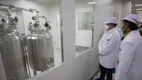 Menteri Badan Usaha Milik Negara (BUMN) Erick Thohir saat meninjau fasilitas produksi vaksin COVID-19 di kantor Bio Farma, Bandung, Jawa Barat, Selasa (4/8/2020). 
