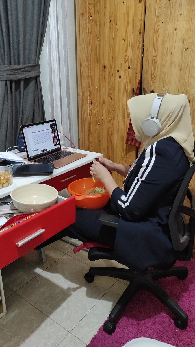 Momen kocak emak-emak meeting virtual