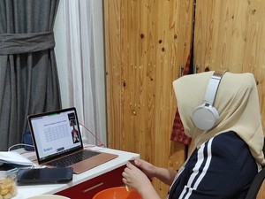 5 Momen Emak-emak Meeting Virtual, Potong Buncis hingga Kupas Kentang