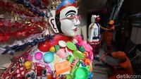 Mengisi waktu luang para petugas PPSU ini bahu membahu membuat Ondel-ondel.