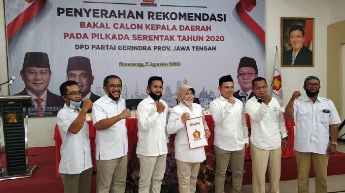 Pasangan Umi-Agus saat menerima rekomendasi dari Partai Gerindra untuk Pilkada Blora