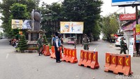 Jalan-jalan di sekitar pasar Pasar Sunggingan juga ditutup menggunakan water barrier.