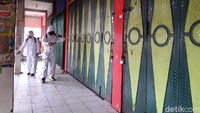 Petugas menyemprot kawasan pasar menggunakan disinfektan, Selasa (4/8/2020).
