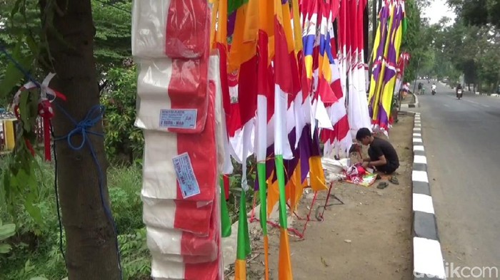 Pedagang bendera di Purwakarta mengeluhkan sepinya pembeli di tengah pandemi