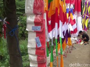 Dampak COVID-19, Omset Pedagang Bendera di Purwakarta Merosot