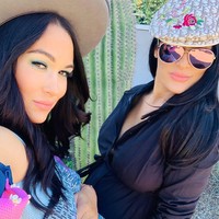 Brie Bella yang pertama kali mengumumkan kelahiran anaknya. Its a BOY. 8-1-2020. We are overwhelmed with joy and everyone is healthy!!!, tulis perempuan 36 tahun itu kepada 7,8 juta pengikutnya di Instagram, Senin (3/8/2020). Bayi laki-laki tersebut merupakan anak keduanya bersama suaminya yang juga bintang WWE, Daniel Bryan. (Foto: Instagram/@thebriebella)