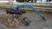 Pengerukan dilakukan untuk mencegah pendangkalan sungai.