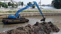 Pengerukan lumpur juga untuk mengantisipasi banjir.