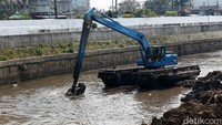 Ekskavator dikerahkan untuk mempermudah pengerukan lumpur di Sungai Ciliwung.