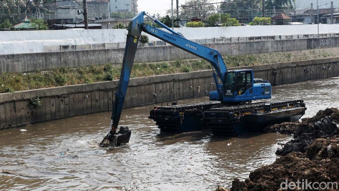 Pengerukan Sungai Ciliwung Petugas menggunakan alat berat melakukan proses pengerukan endapan tanah di aliran Sungai Ciliwung, Jakarta, Selasa (4/8/2020). Hal ini dilakukan guna mencegah sedimentasi dan ketika musim hujan daya tampung sungai bertambah.