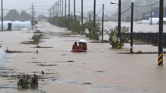 Rescue workers evacuate residents on a rubber boat to a safer place in Cheonan, South Korea, Monday, Aug. 3, 2020. Korean Meteorological Administration issued a warning of heavy rain for Seoul and central area. (Kim Jun-beom/Yonhap via AP)