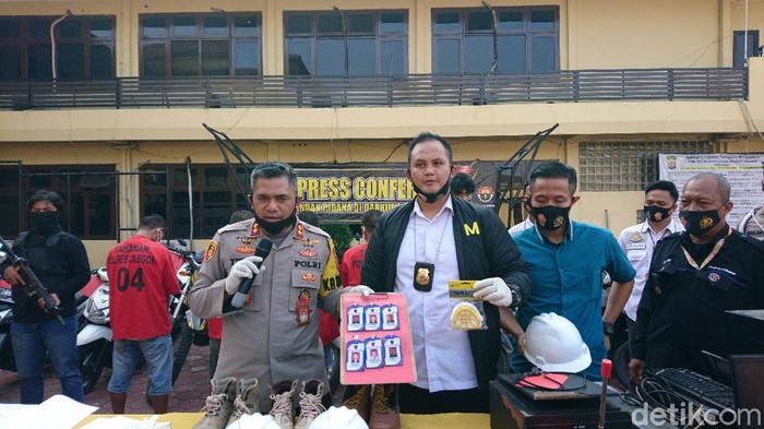 Polres Cilegon menangkap pria yang menipu sekitar 20 korban dengan iming-iming pekerjaan. Kerugian korban lebih dari Rp 100 juta (M Iqbal/detikcom)