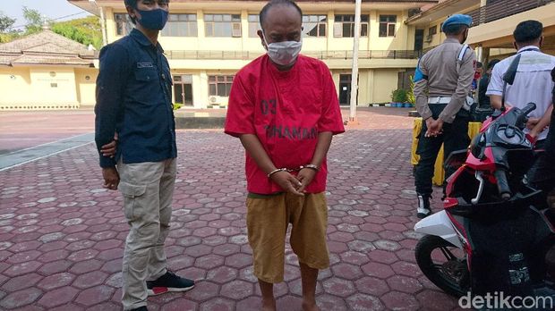 Polres Cilegon menangkap pria yang menipu sekitar 20 korban dengan iming-iming pekerjaan. Kerugian korban lebih dari Rp 100 juta (M Iqbal/detikcom)