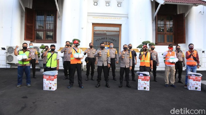 Polrestabes Surabaya mendistribusikan ribuan Alat Pelindung Diri (APD) ke 150 perwakilan kampung tangguh. Ribuan APD tersebut untuk membantu Satgas Kampung Tangguh dalam penanganan COVID-19.
