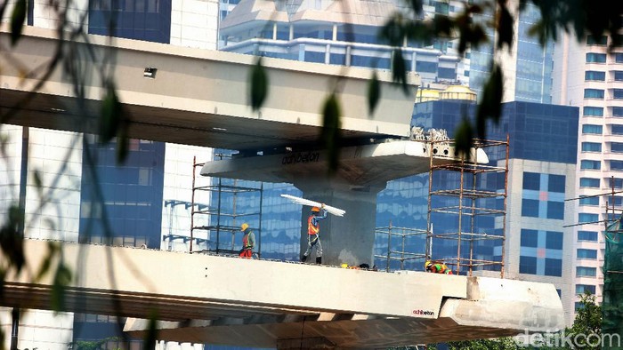 Potret Terkini Pembangunan LRT Jabodebek Pembangunan proyek Lintas Raya Terpadu (LRT) Jabodebek terus dikebut. Salah satunya seperti terlihat di lintas pelayanan 2 rute Cawang–Kuningan–Dukuh Atas.