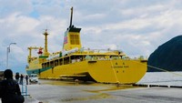 Traveler dapat pergi menuju Pulau Miyakejima dengan menaiki perahu boat dari Terminal Kapal Takeshiba selama 6,5 jam atau naik pesawat dari Bandara Chofu selama 50 menit (tokyoislands.jp)