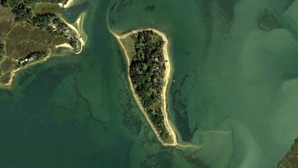 Sebuah pulau indah di Orleans, Amerika Serikat dibuka untuk umum pertama kalinya. Sipson telah menjadi pulau pribadi selama ratusan tahun (Google Earth)