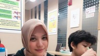 Just landed di Hongkong setelah sebelumnya habis dari dapil dan belum tidur selama lebih dari 24 jam. Langsung makan siang (atau lebih tepatnya makan sore) di resto Indonesia yg terkenal banget dengan bebek goreng cabe ijonya. Recomended banget nih, tulis Rachel pada keterangan fotonya. Foto: instagram @rachelmaryam