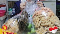 Politisi partai Gerindra ini juga senang berkunjung ke berbagaii daerah. Saat ke Ciwidey, Bandung, Rachel mendapat oleh-oleh makanan khas. Banyak banget! Foto: instagram @rachelmaryam