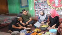 Rachel dan sang suami akhirnya dikaruniai buah hati setelah menanti selama 8 tahun. Pemilik senyum manis ini selalu tampil cantik dalam berbagai momen kuliner. Lihat saja gaya kulinerannya saat makan lesehan di Bandung. Foto: instagram @rachelmaryam