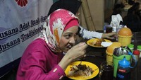 Karena padatnya kegiatan dari pagi sampai malam, kemarin teteh baru bisa makan siang + makan malamnya jam 11 malam. Hasilnya? Seperti yg terlihat di foto-foto berikut ini, KALAP. Makannya udah gak ada manis-manisnya, tulis Rachel pada unggahan foto ini. Foto: instagram @rachelmaryam