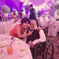 Untuk Ayah sayang. Hari ini adalah momen yang sangat istimewa dan luar biasa dalam hidupmu. Kamu berusia 50 tahun hari ini dan saya sangat diberkati karena kamu dapat terus menjalani hidup yang panjang dan indah. Dokter masih kagum dengan itu! Saya tahu kamu tidak akan bisa membaca ini karena saya tidak tahu jika kamu memiliki Facebook, tetapi saya ingin seluruh dunia tahu betapa bangganya saya bahwa kamu adalah ayah saya. Saya ingin seluruh dunia tahu betapa cantiknya kamu di dalam dan luar, tulis Richie. Foto: dok. Richie Anne Castillo