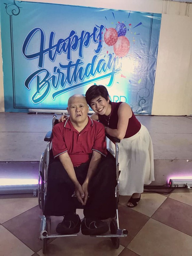 Dalam postingan itu, Richie juga menceritakan bahwa tidak mudah baginya mengungkapkan kebenaran kepada semua orang. Mengingat sejak duduk di bangku sekolah dasar banyak yang mengejek dan mengatakan bahwa ayahnya berbeda. Bahkan Richie mengaku pernah disebut sebagai orang yang tidak normal. Tapi walaupun demikian, ayahnya itu tetap sabar dan selalu menerimanya. Foto: dok. Richie Anne Castillo