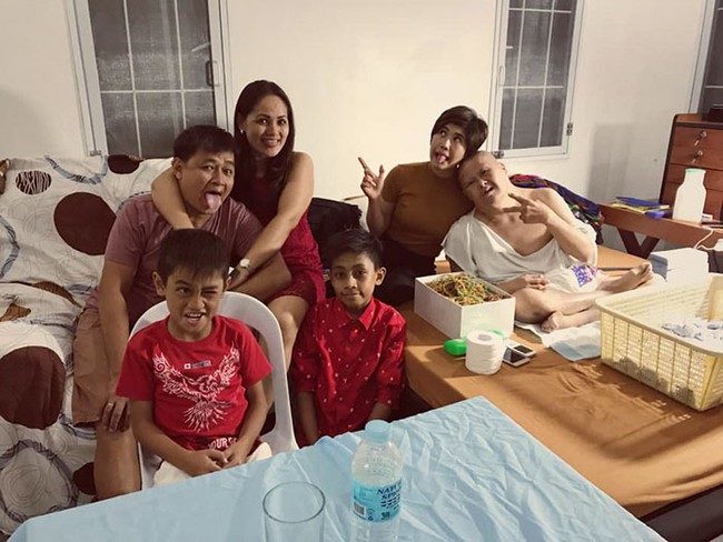 Ayah, kamu adalah orang terkuat dan terberani yang saya kenal. Hampir selama seluruh hidupmu, kamu sudah membiarkan dokter untuk memasukkan jarum ke dalam tubuhmu, operasi di sana-sini, seumur hidup melakukan dialisis, dan daftar panjang pantangan. Tapi kamu jarang mengeluh, tambah Richie seperti dikutip dari Bored Panda. Foto: dok. Richie Anne Castillo