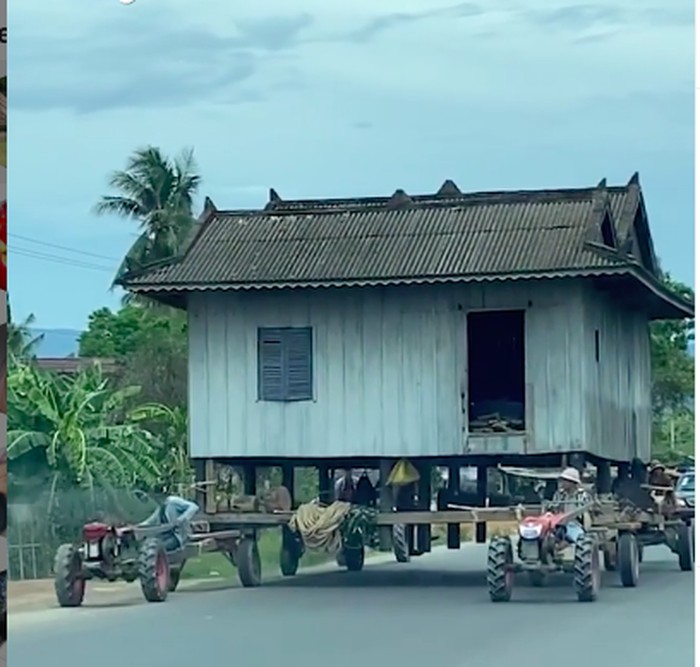 Rumah panggung dibawa dengan traktor